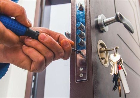 Cerrajero abriendo una puerta en Terrassa con herramienta profesional